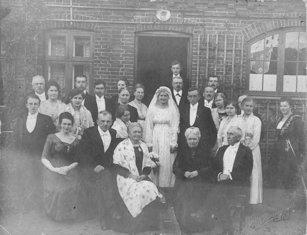 Gæsterne ved Ester og Borchers Bryllup udenfor Doktorgården sommeren 1920.
